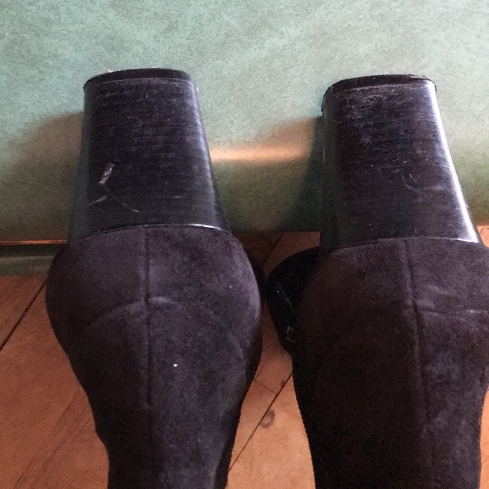 Black Suede Bandolino Ankle Booties Size 7.5 - Picture 3 of 8